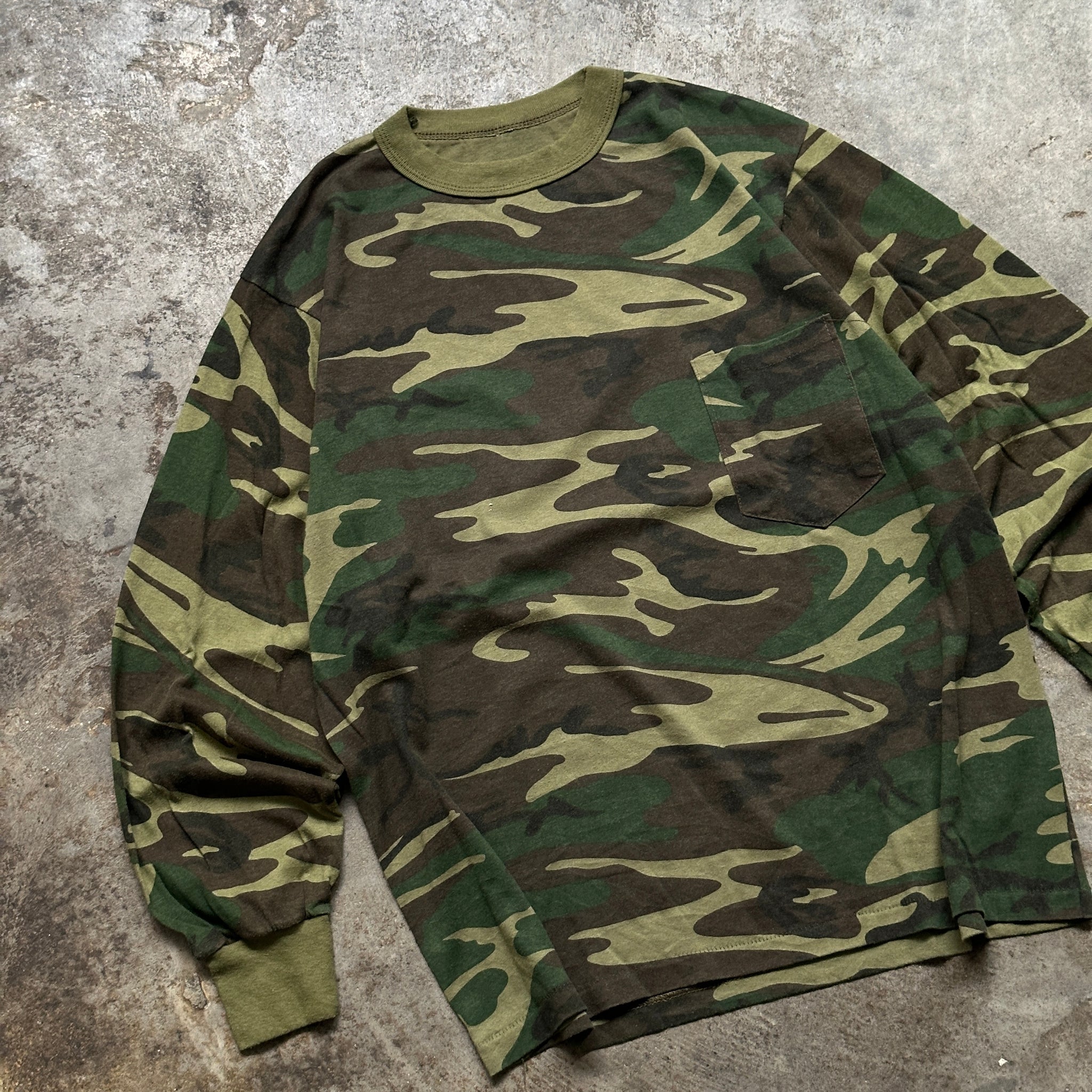 1990s Army Camo L/S Pocket Tee (L)