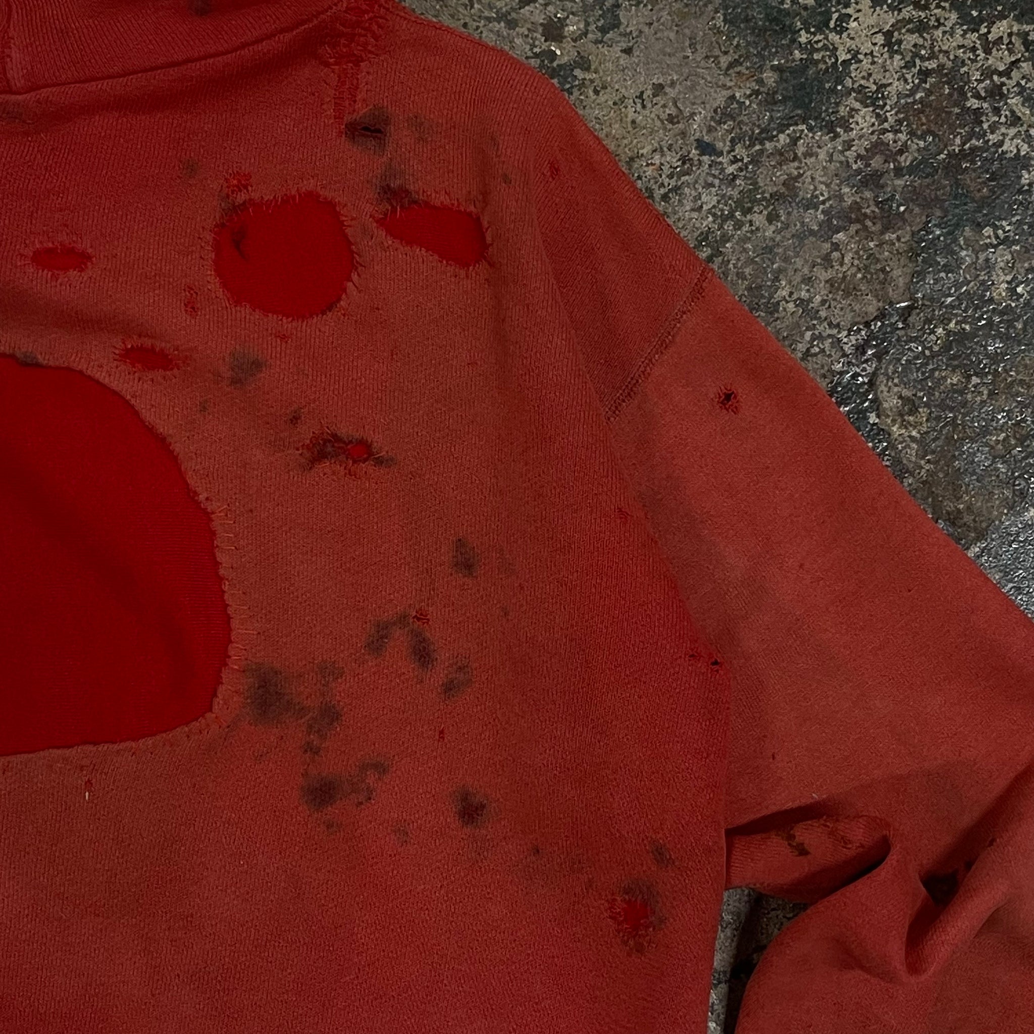 Sudadera con capucha reparada en rojo desteñido de los años 50