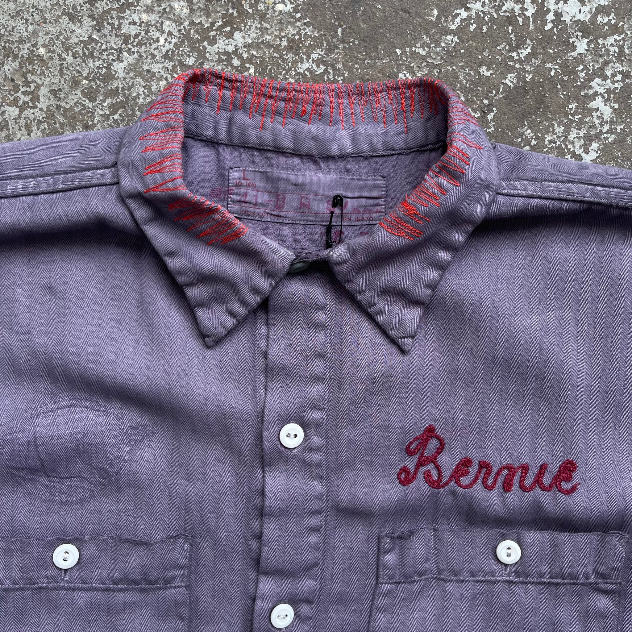 Camisa abotonada "Bernie" teñida y reparada de la década de 1940