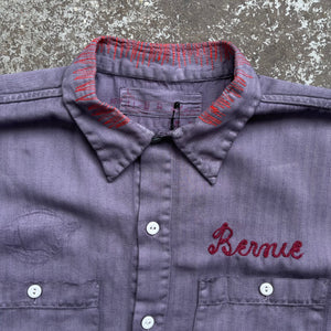 Camisa abotonada "Bernie" teñida y reparada de la década de 1940