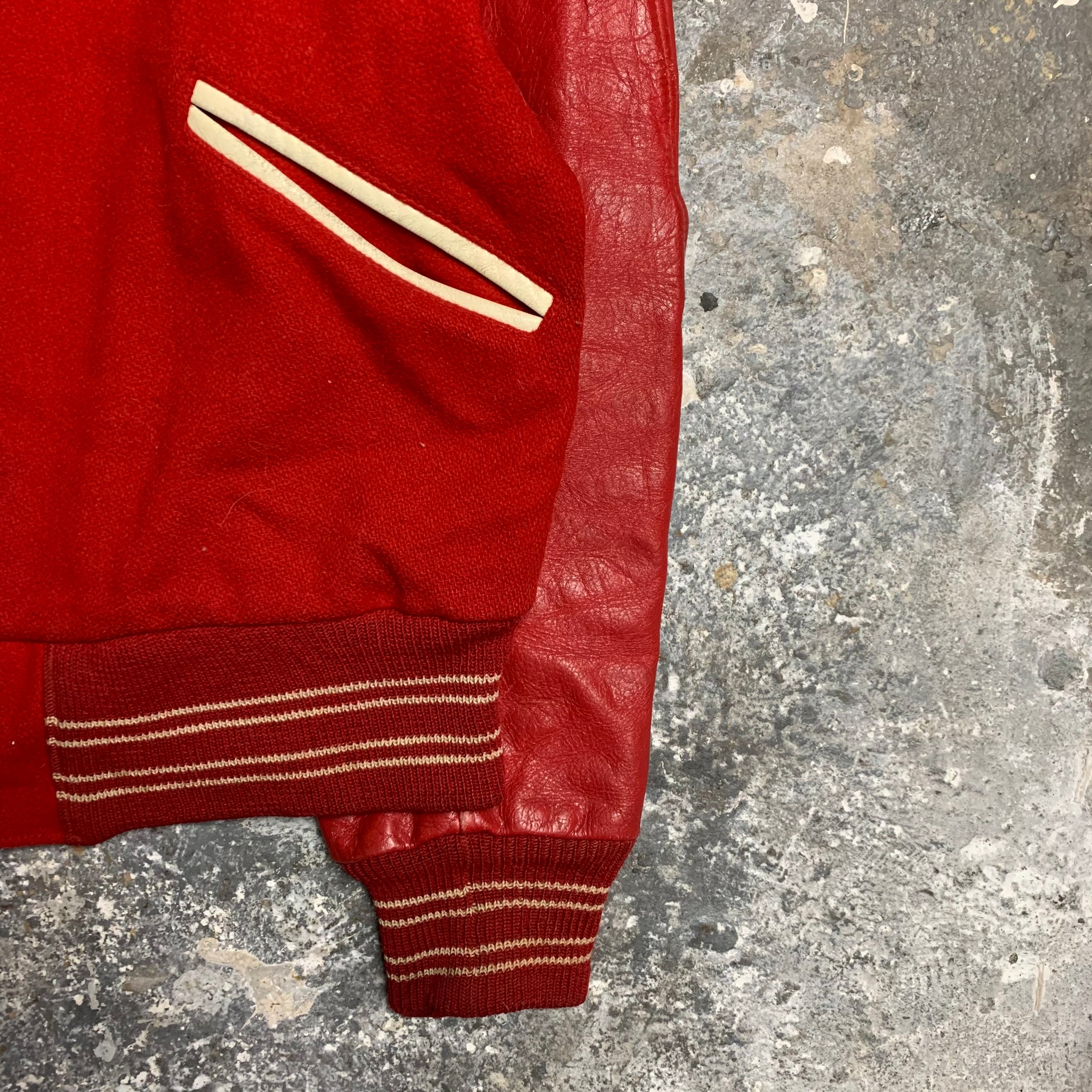 Chaqueta universitaria con manga de cuero rojo cereza de los años 50