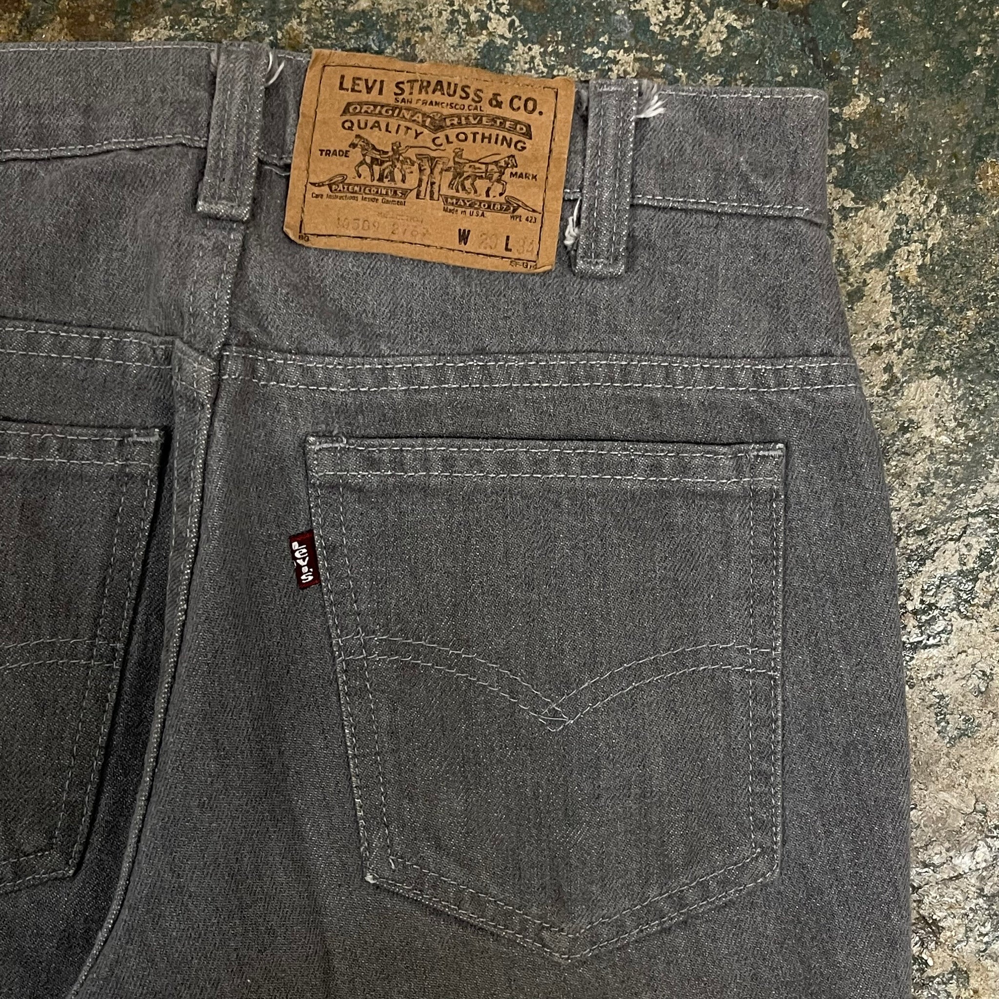 1980s Levi's 40509 2887 Vaqueros grises con dobladillo liberado