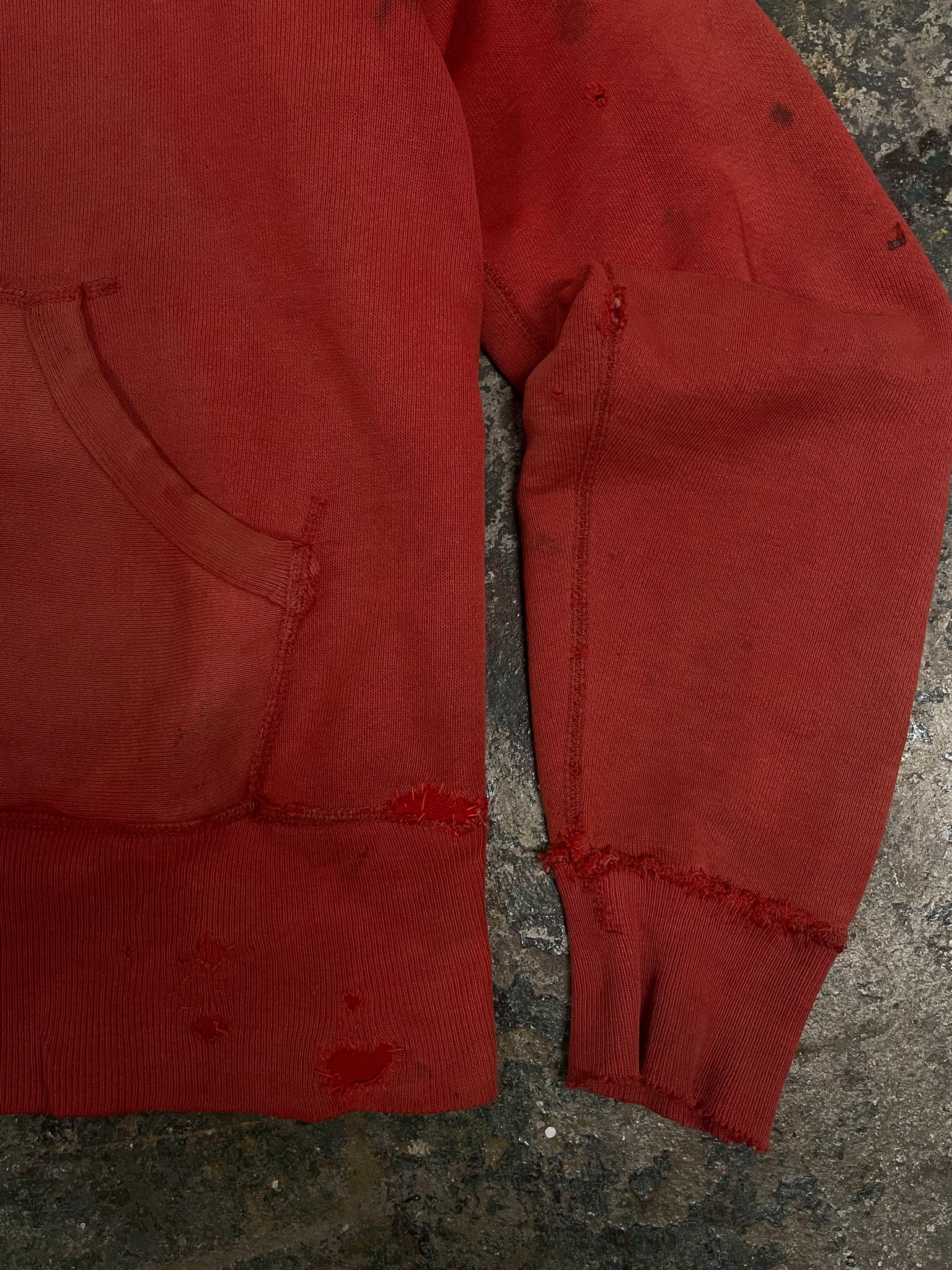 Sudadera con capucha reparada en rojo desteñido de los años 50